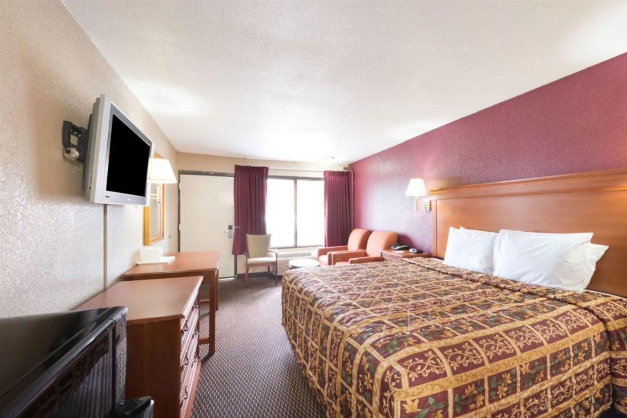 Hotel Days By Wyndham Splashtown/att Center San Antonio