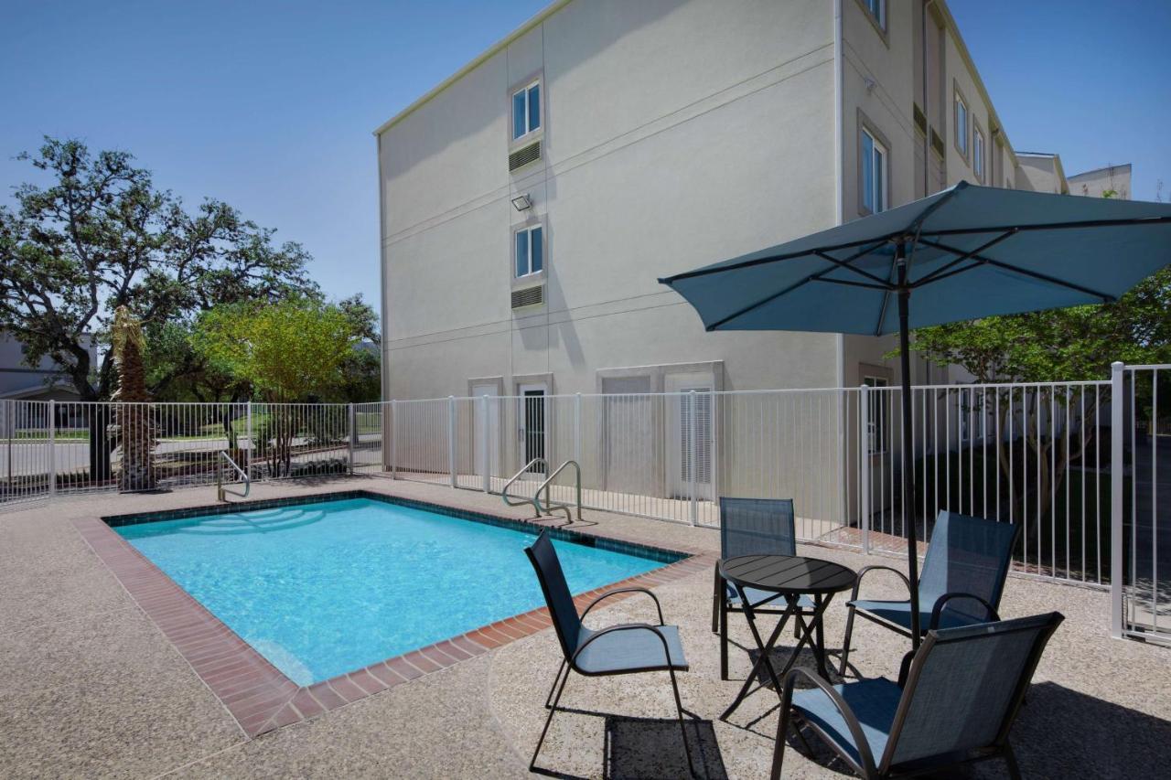 Baymont By Wyndham Airport Hotel 2*