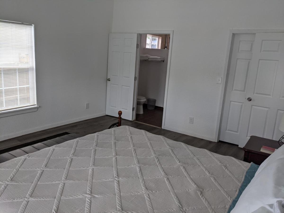 Cozy *downtown Getaway* Holiday home *