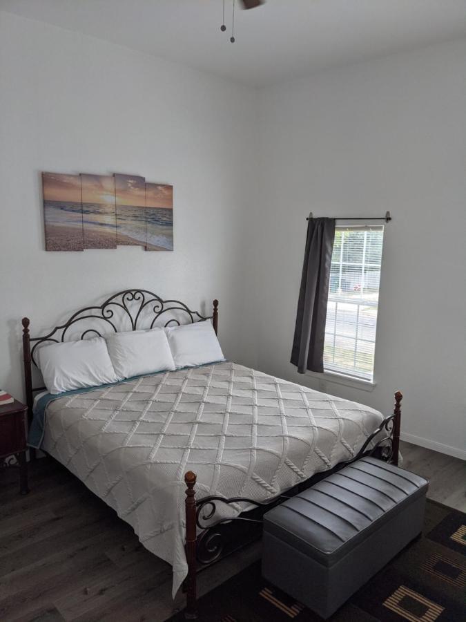 Cozy *downtown Getaway* Holiday home