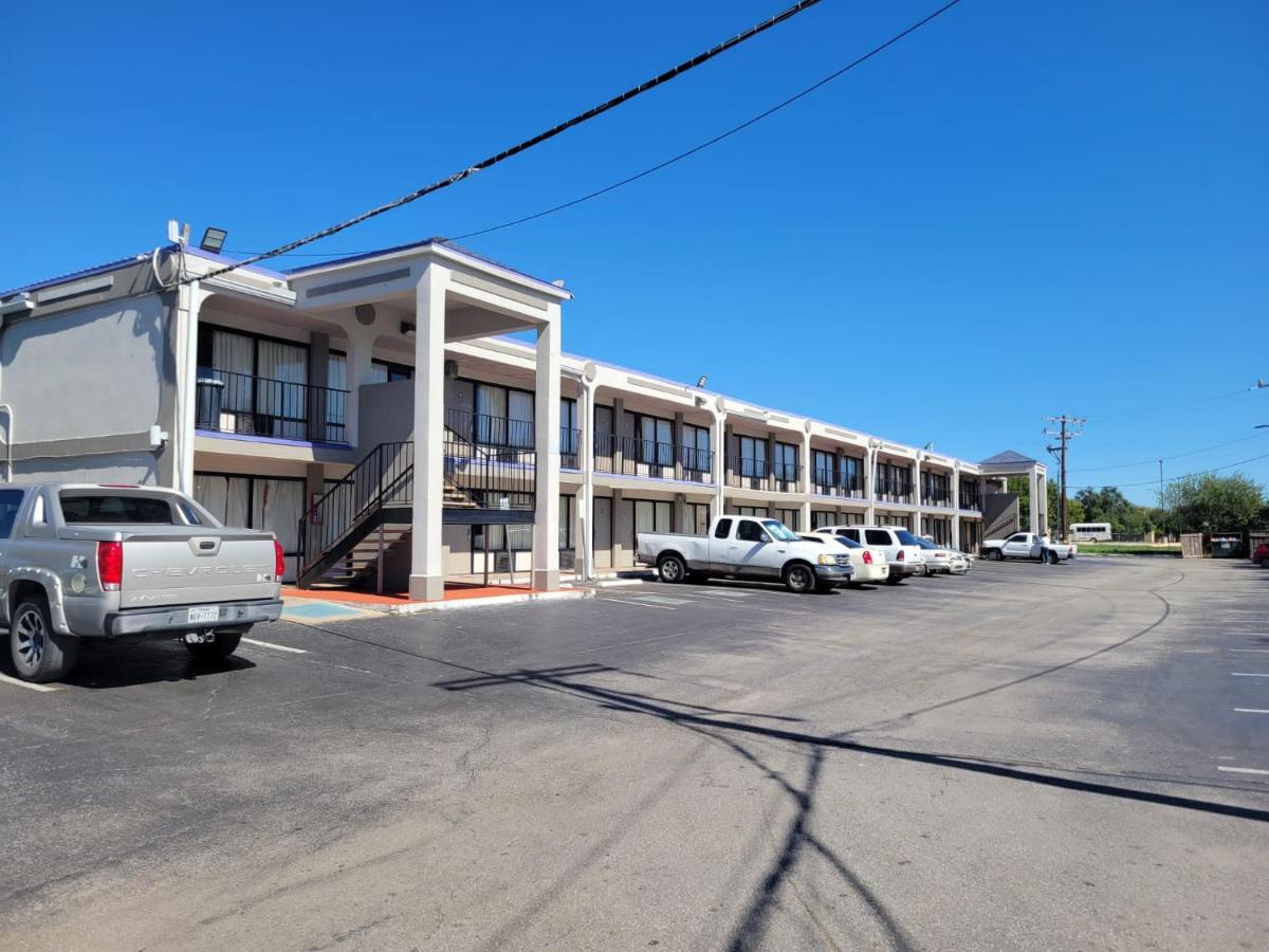 Motel Knights Near Frost Bank Center 3*