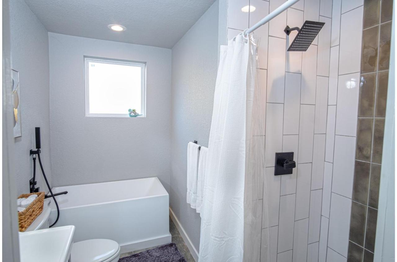 Stylish 4 Br2ba Renovated Near Downtown Holiday home *