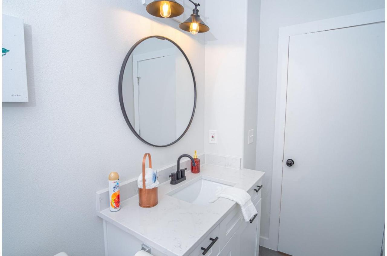 Spectacular 3 Bedroom 2 And A Half Ba Near Downtown *