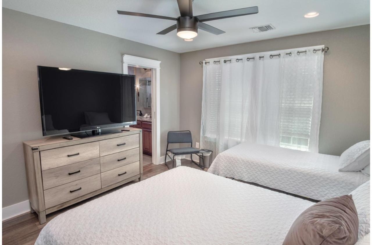Lovely 3 Bedroom Only 9 Minutes From Downtown Holiday home San Antonio