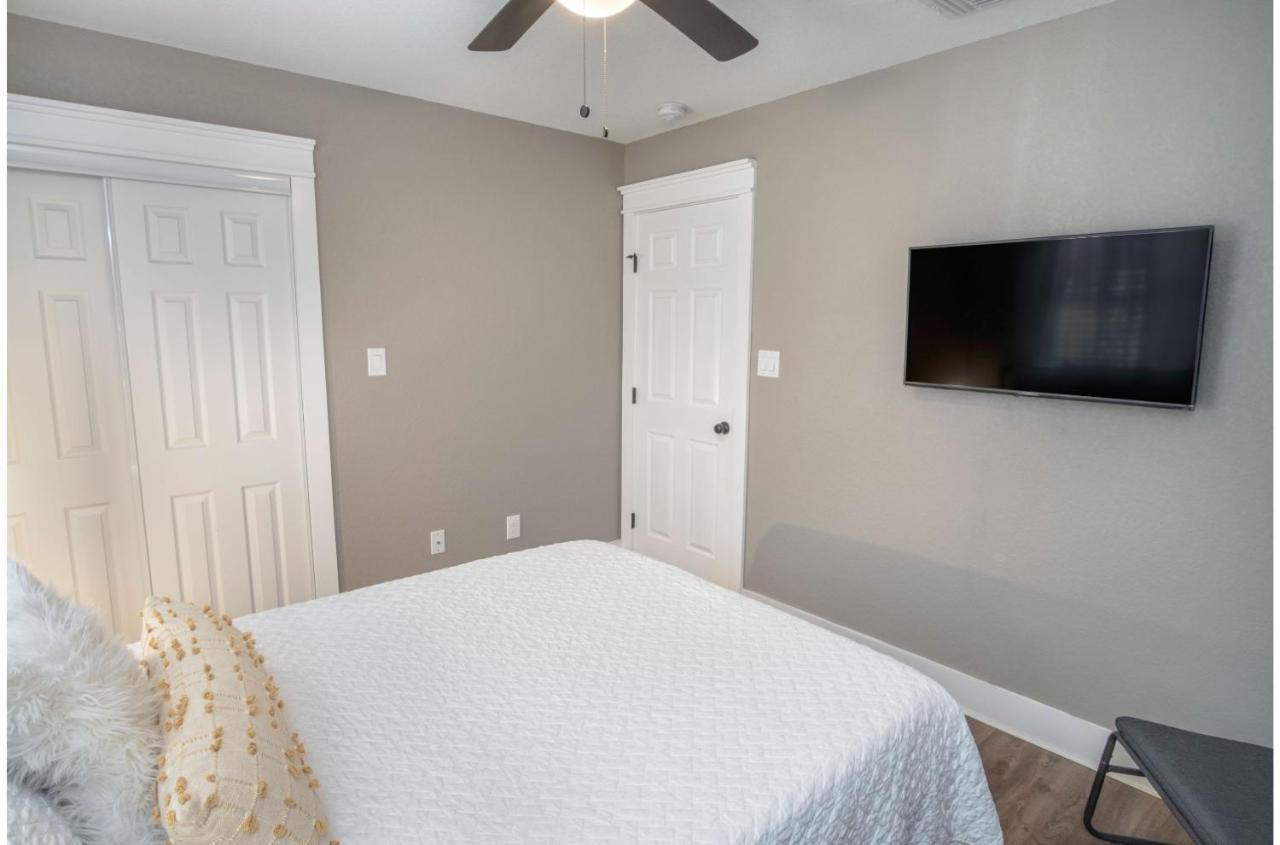 Lovely 3 Bedroom Only 9 Minutes From Downtown San Antonio