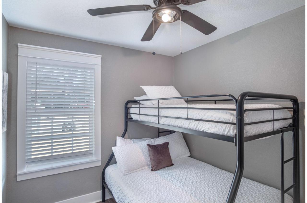 Holiday home Lovely 3 Bedroom Only 9 Minutes From Downtown