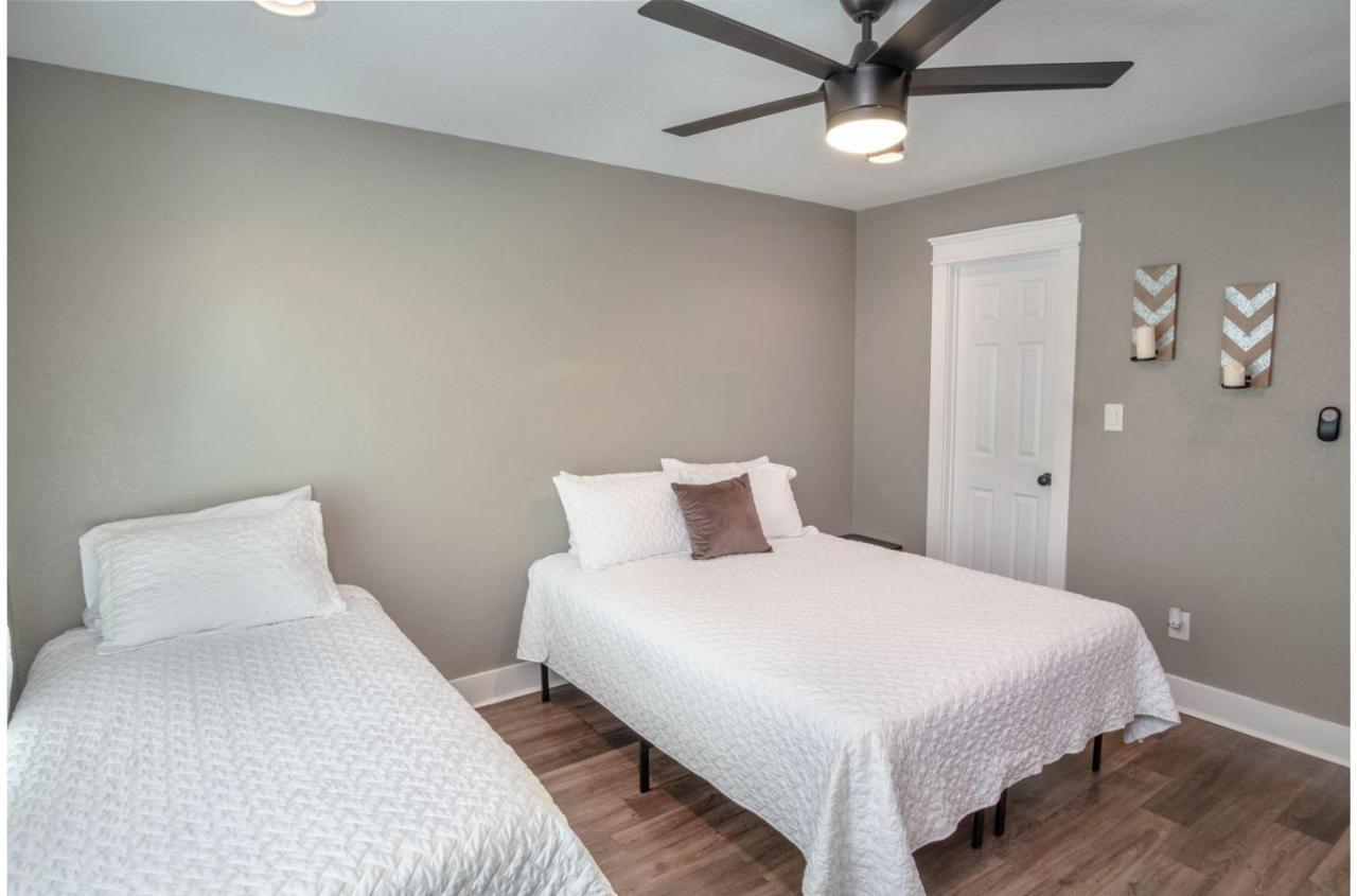 Lovely 3 Bedroom Only 9 Minutes From Downtown Holiday home *