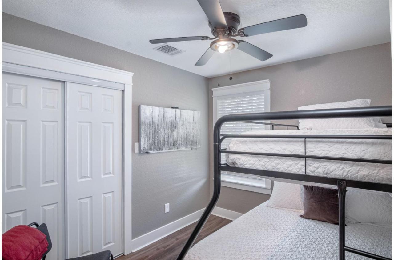 Lovely 3 Bedroom Only 9 Minutes From Downtown San Antonio