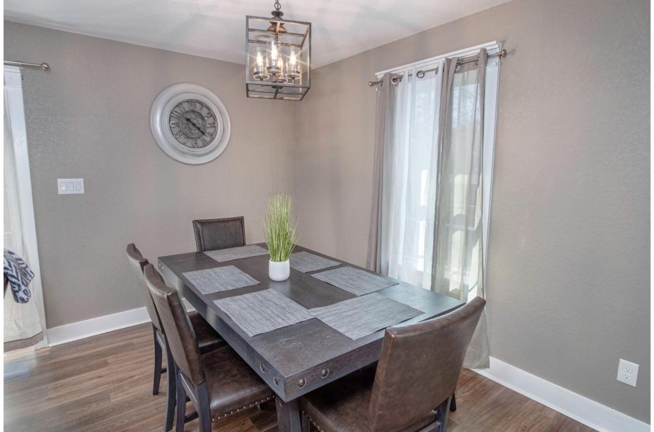 Holiday home Lovely 3 Bedroom Only 9 Minutes From Downtown