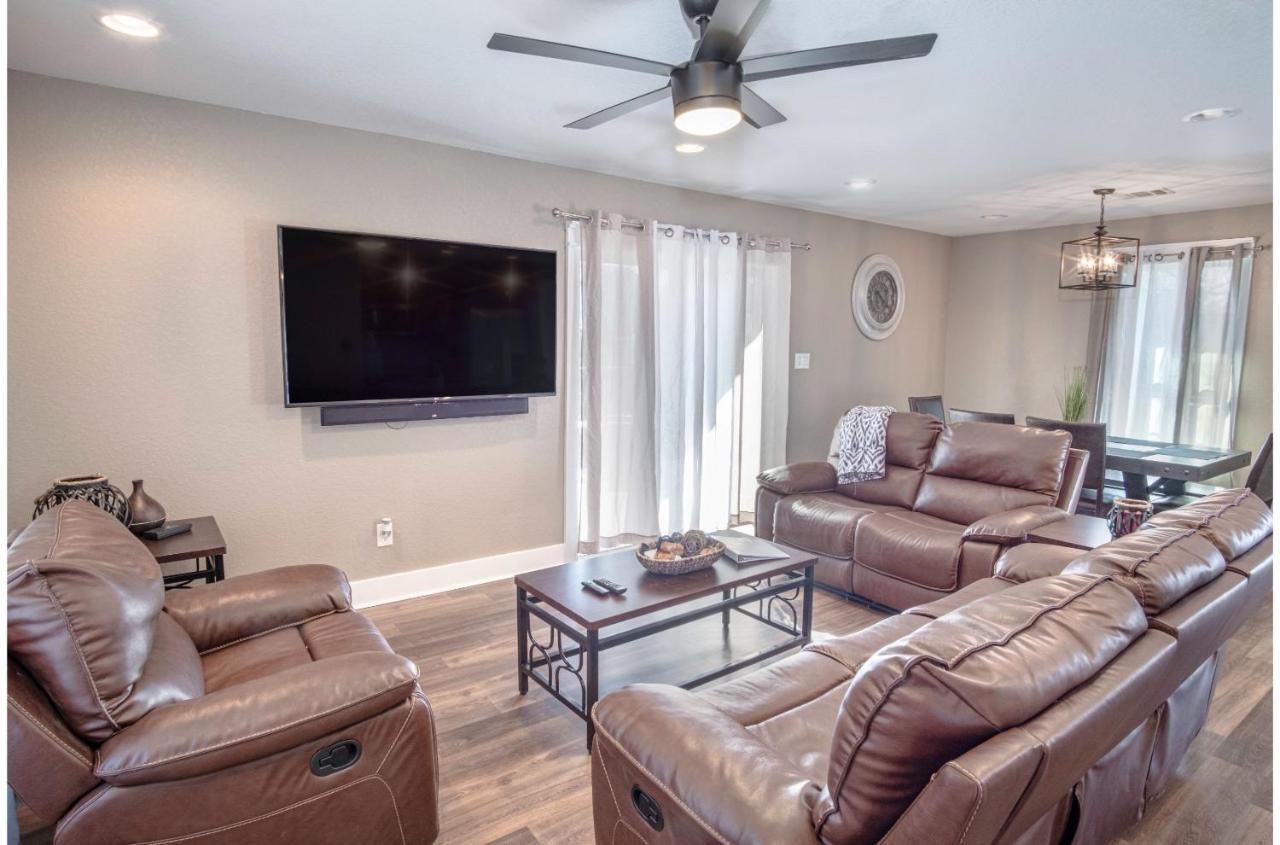 Lovely 3 Bedroom Only 9 Minutes From Downtown