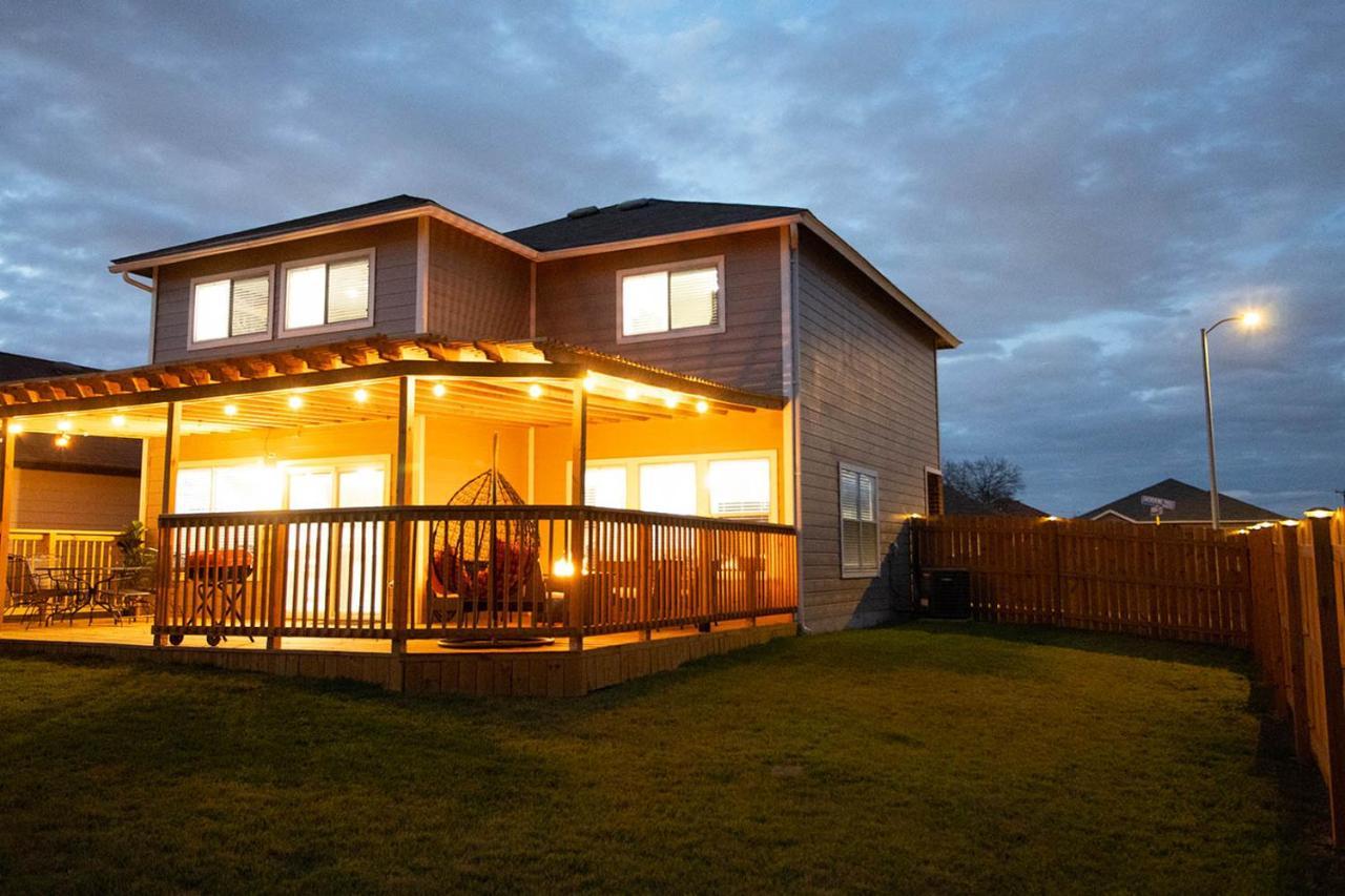 Cozy - Self Check-in W/spacious Deck Holiday home San Antonio