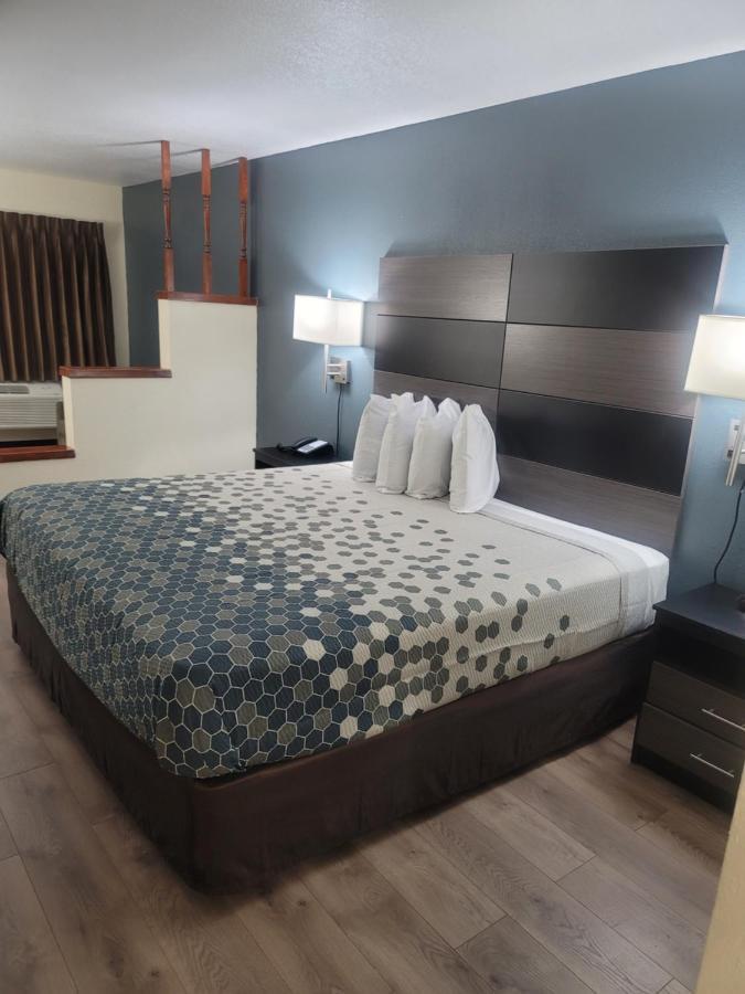 Econo & Downtown Hotel 2*