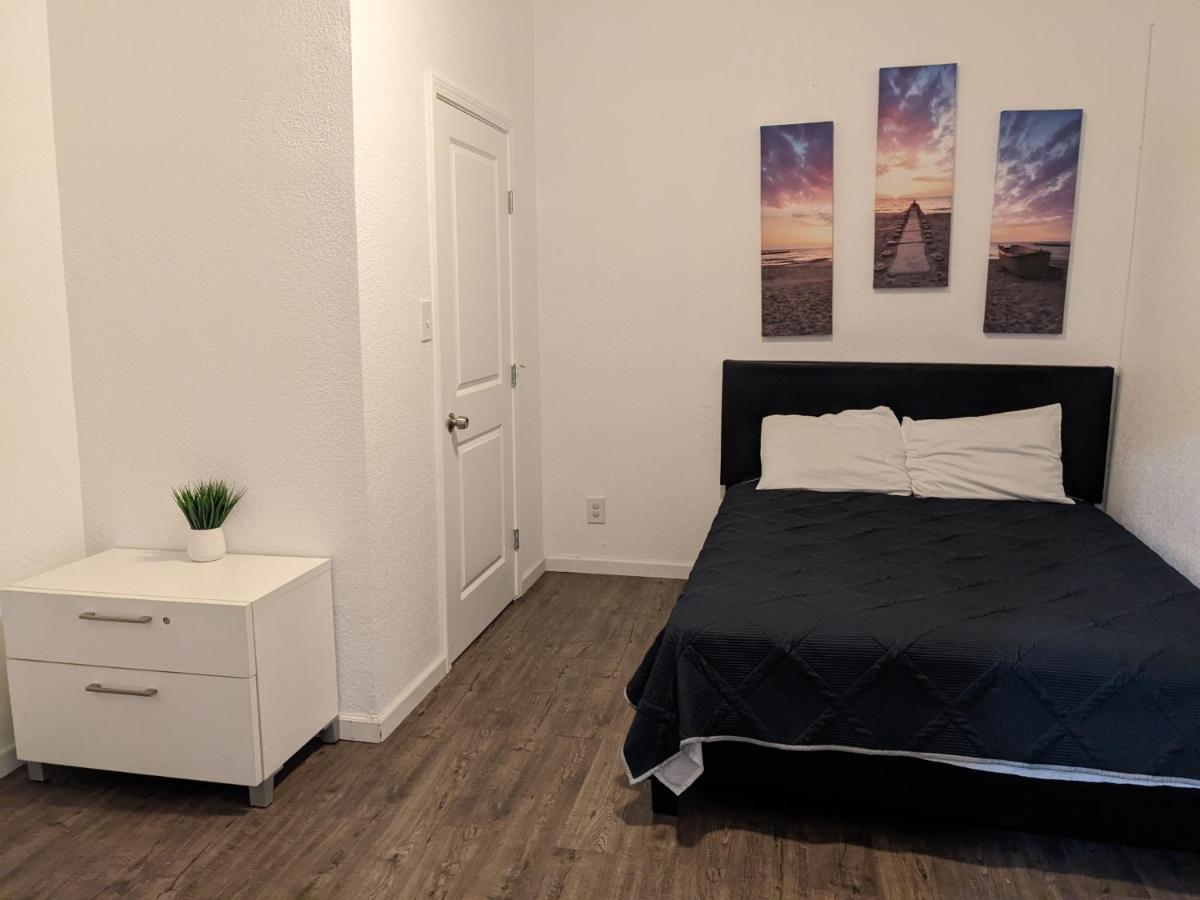 Cozy *downtown Getaway* Holiday home