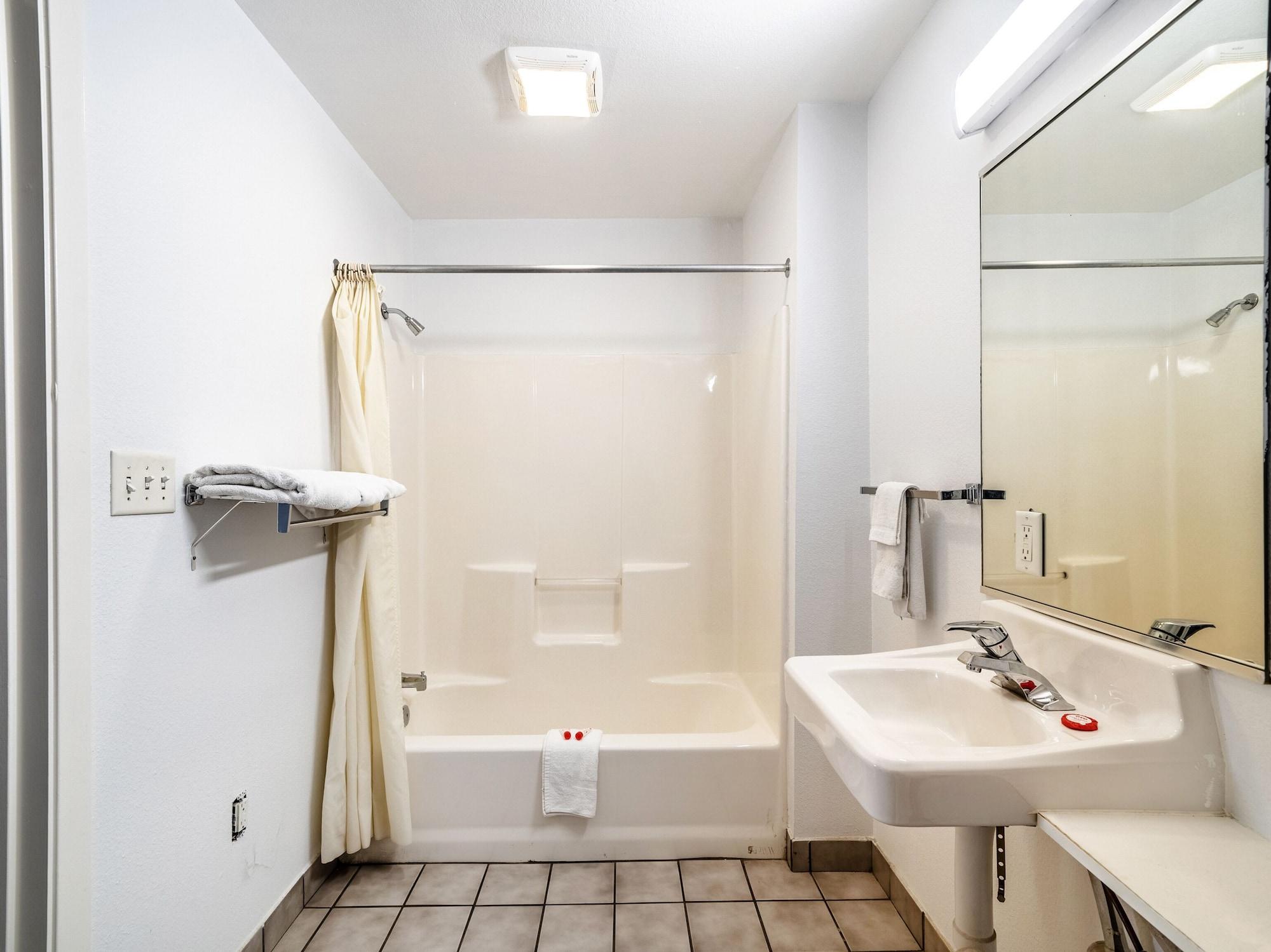 Hotel Oyo Near At&t Center 2*