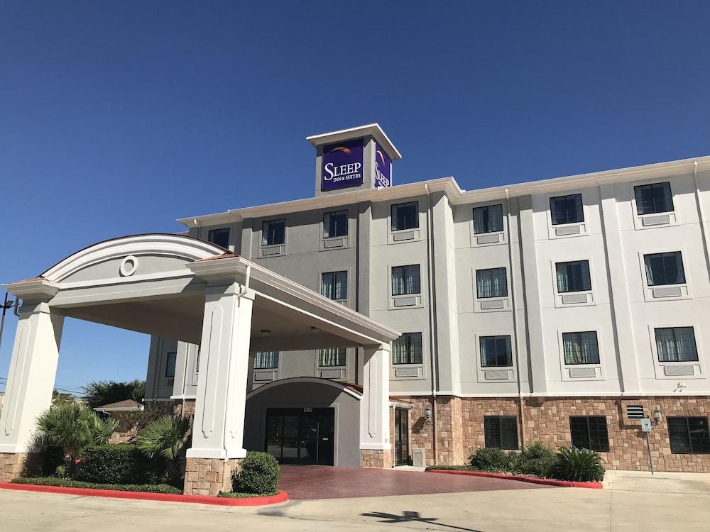 Sleep & At Six Flags Hotel