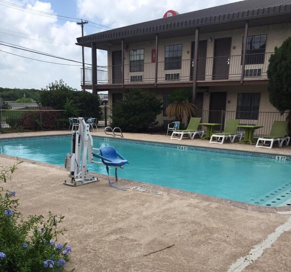 Hotel Deluxe Near Lackland Afb *