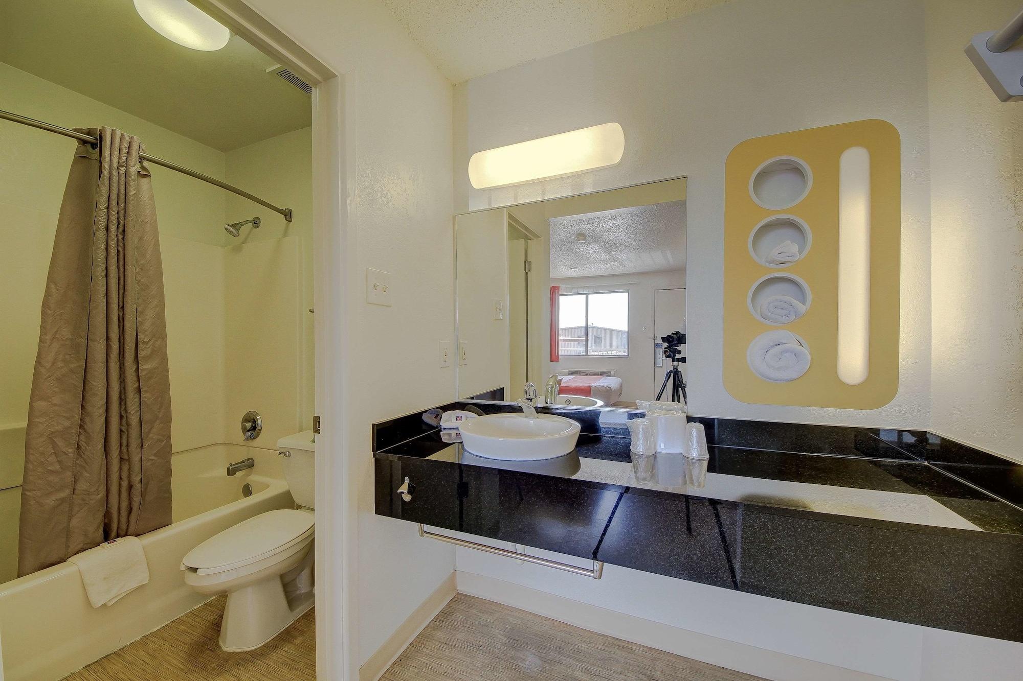 Hotel 6-san Antonio, Tx - Sam Houston 2*