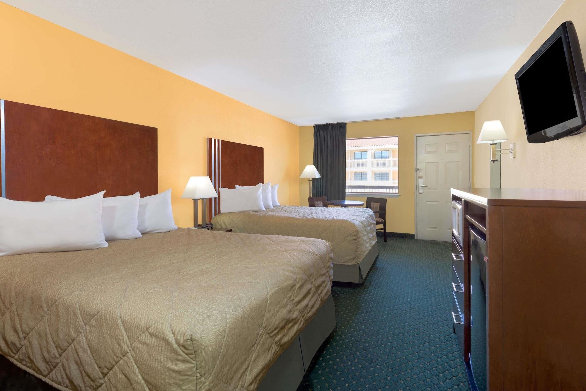 Ramada By Wyndham Near Seaworld - Lackland Afb Hotel
