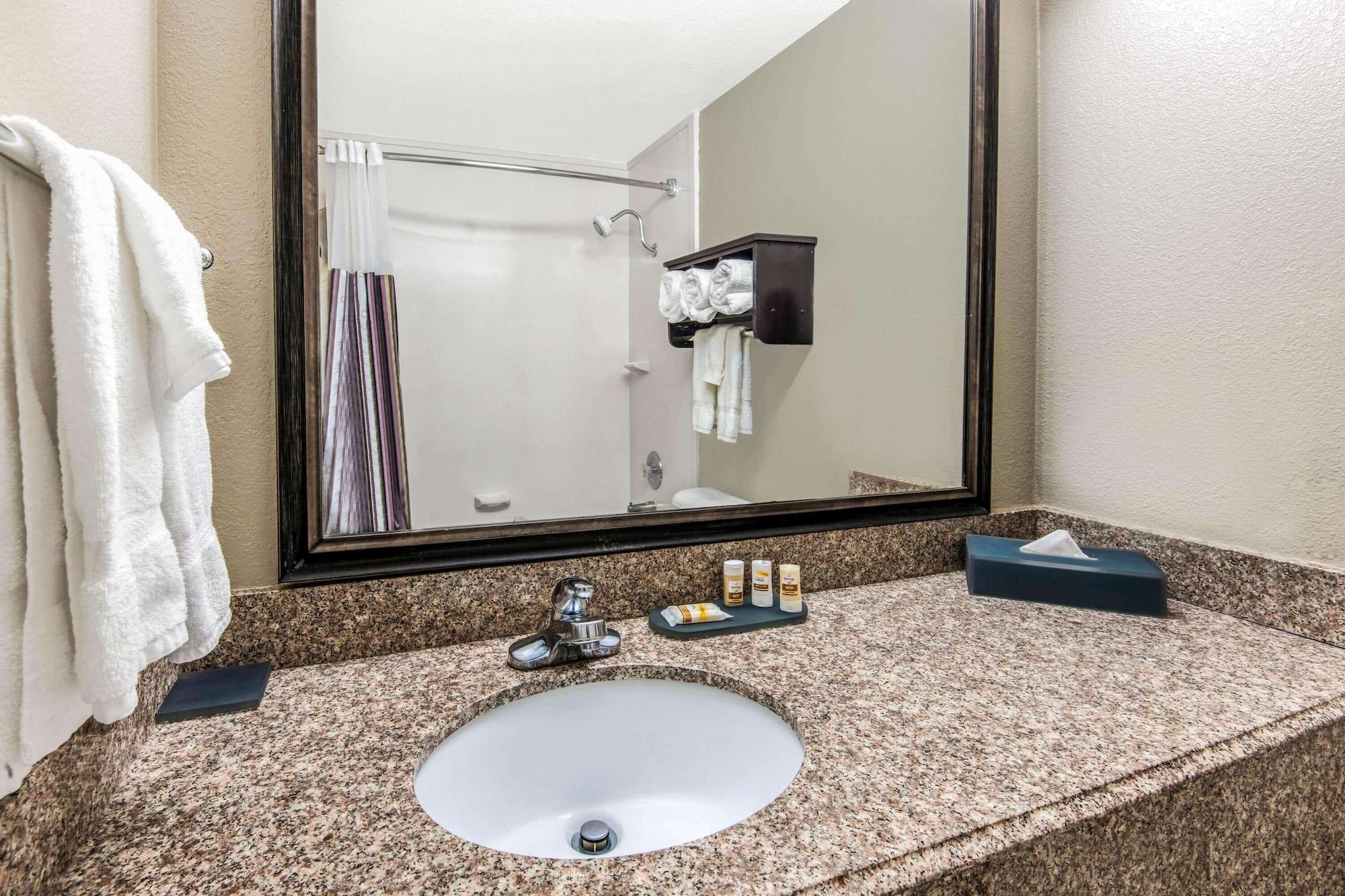 La Quinta By Wyndham Brooks City Base 3* San Antonio