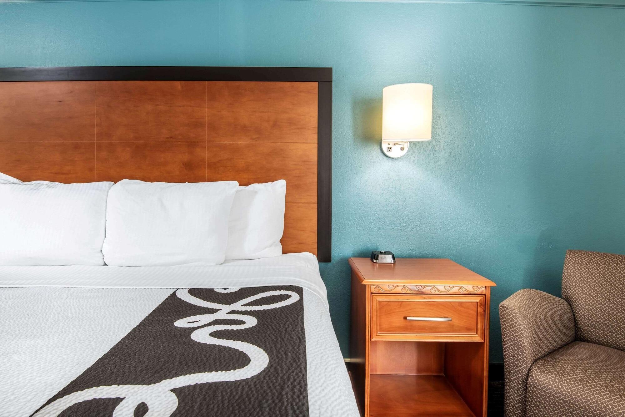 Hotel La Quinta By Wyndham Brooks City Base 3*