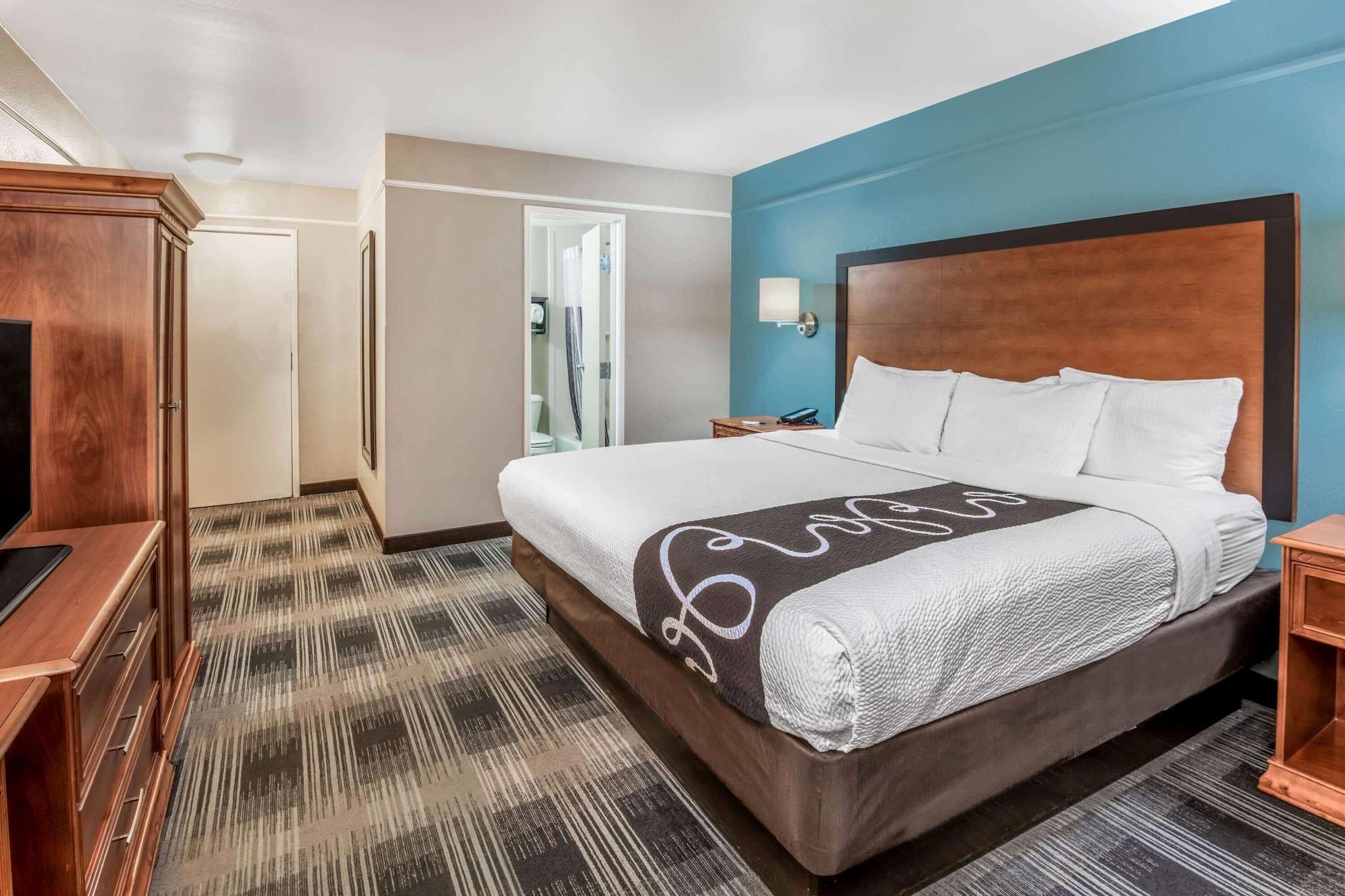 La Quinta By Wyndham Brooks City Base