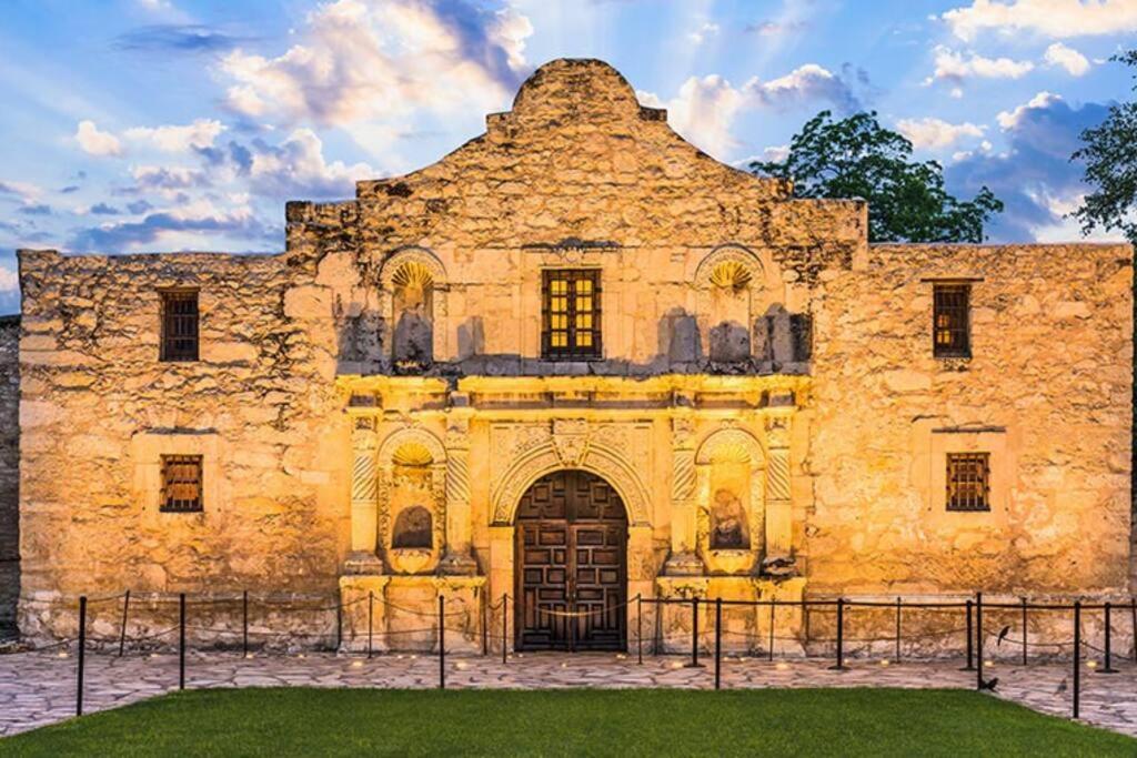 Pershing Place: Historic With Heated Spa/pool By Zoo, Pearl, Golf, Witte Holiday home San Antonio