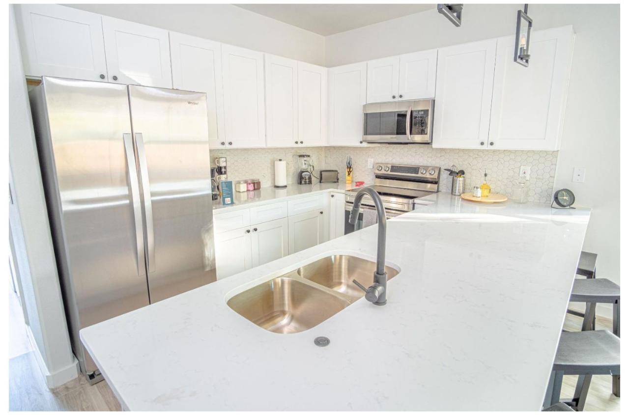 Spectacular Newly Built 3 Bedroom Near Downtown *
