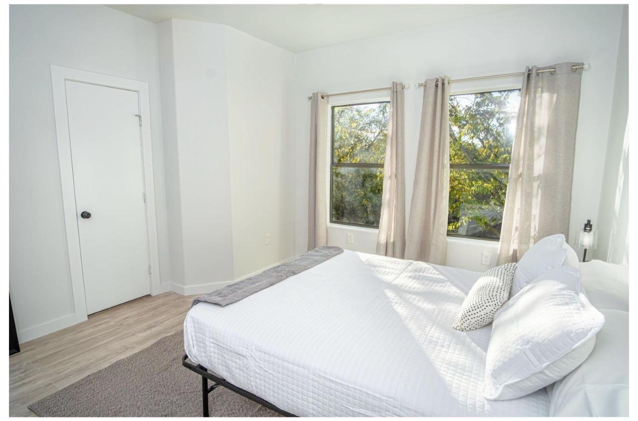 Spectacular Newly Built 3 Bedroom Near Downtown Apartment