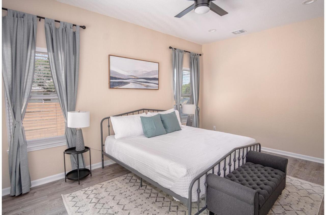 Holiday home Beautiful Fenced 3br 2ba Near Exciting Downtown *