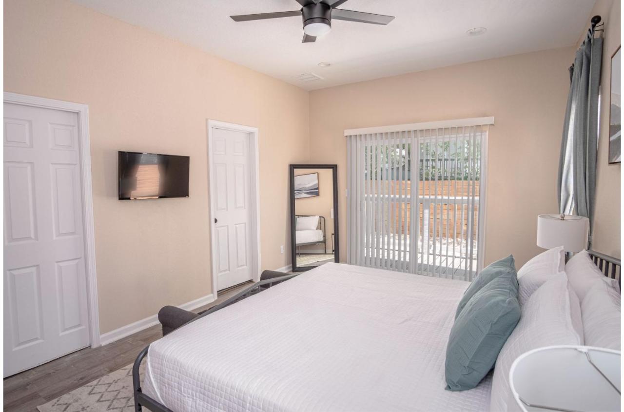 Beautiful Fenced 3br 2ba Near Exciting Downtown Holiday home