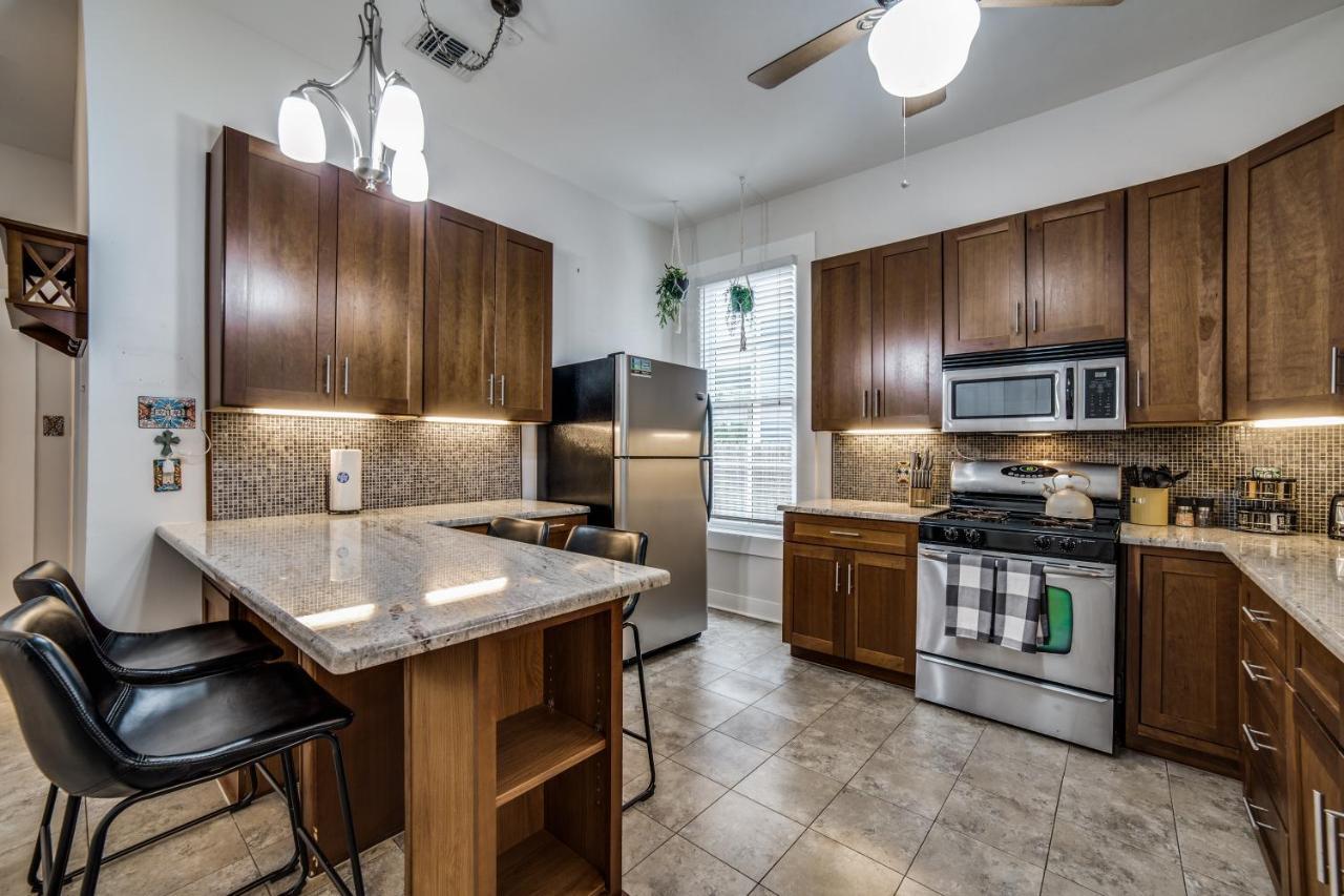 Holiday home Downtown Historic 2bdrm, Walk To Riverwalk, Alamo; Beautifully Renovated! San Antonio