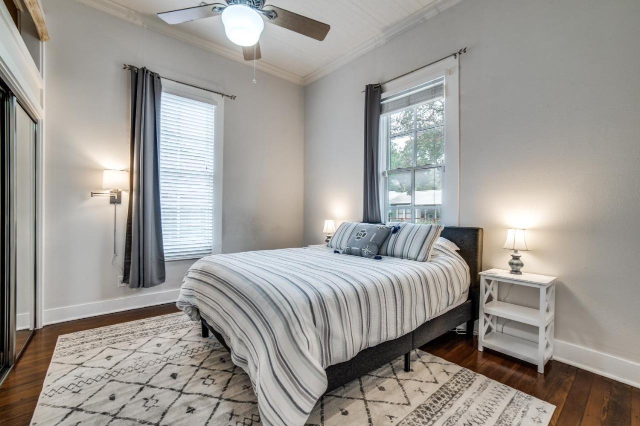 Downtown Historic 2bdrm, Walk To Riverwalk, Alamo; Beautifully Renovated! Holiday home