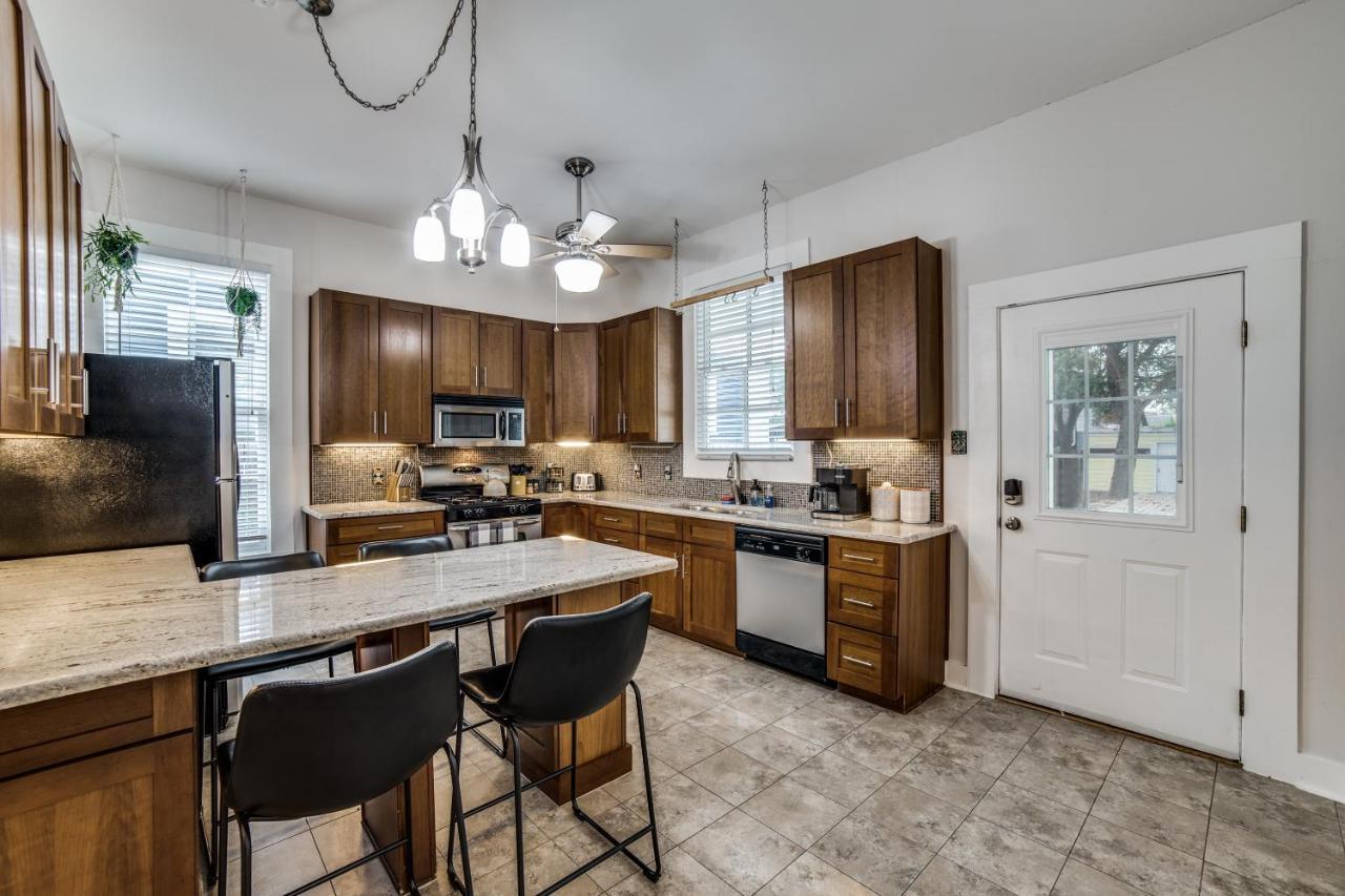 Downtown Historic 2bdrm, Walk To Riverwalk, Alamo; Beautifully Renovated! Holiday home *