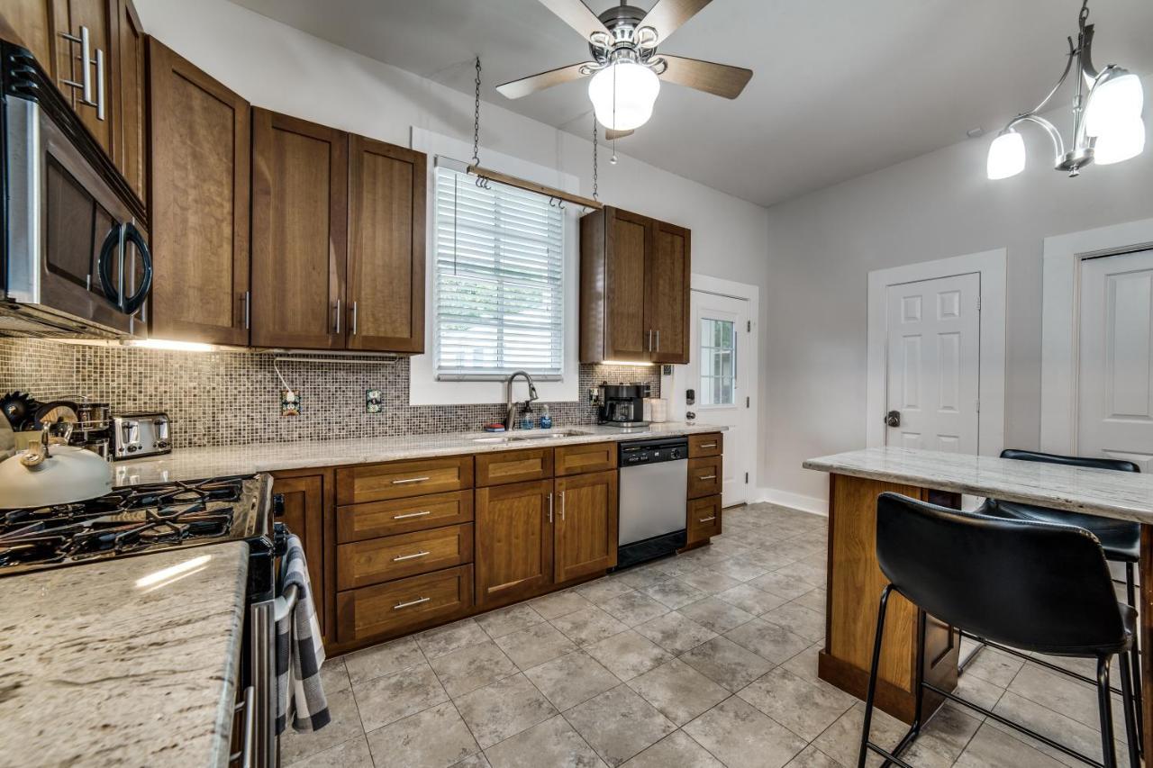 Holiday home Downtown Historic 2bdrm, Walk To Riverwalk, Alamo; Beautifully Renovated!