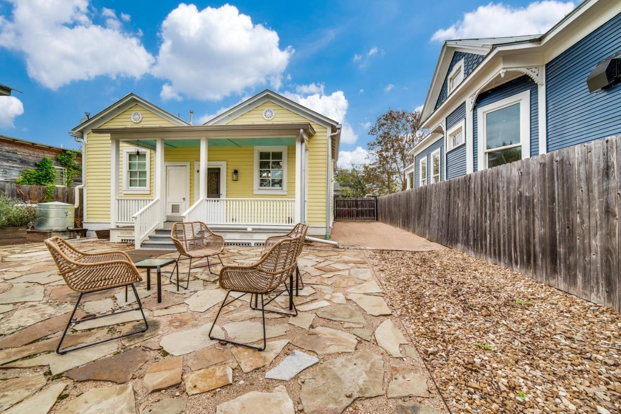 Holiday home Downtown Historic 2bdrm, Walk To Riverwalk, Alamo; Beautifully Renovated! *
