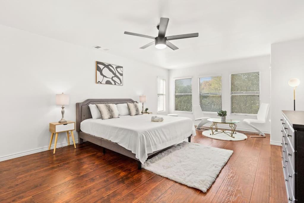 5 Bedrooms With Chefs Kitchen 2 Masters And Game Lounge San Antonio