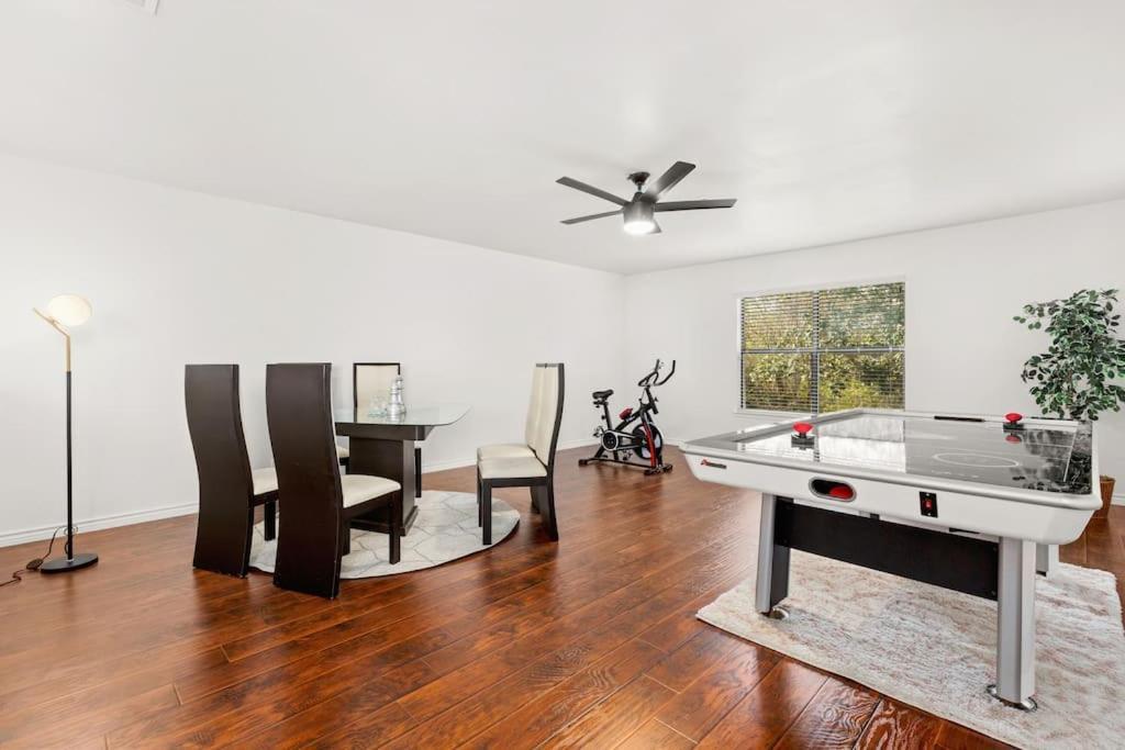 Holiday home 5 Bedrooms With Chefs Kitchen 2 Masters And Game Lounge San Antonio