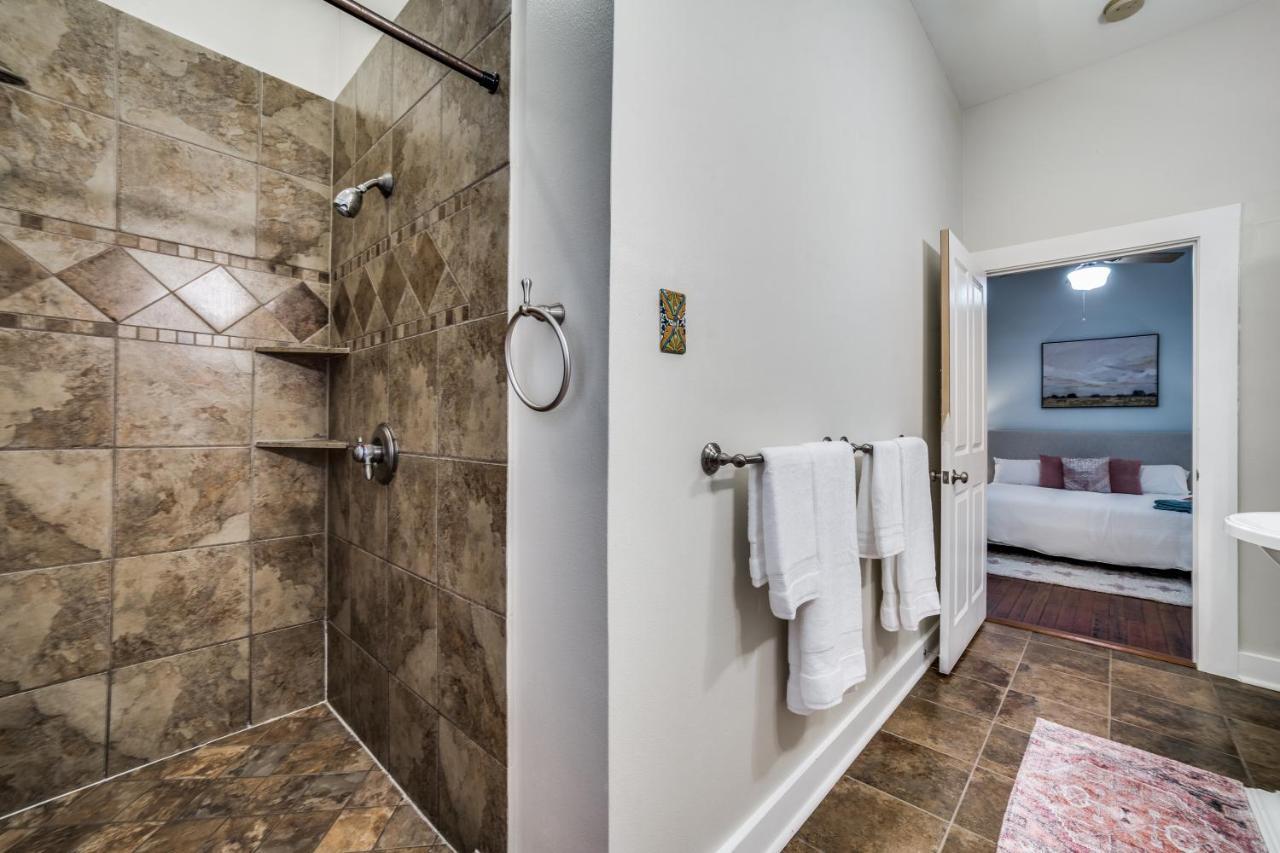 Downtown Historic 2bdrm, Walk To Riverwalk, Alamo; Beautifully Renovated! Holiday home *