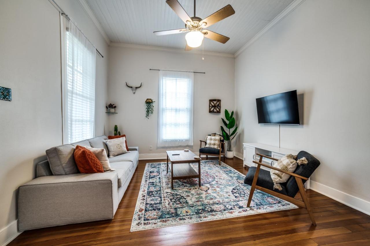 Holiday home Downtown Historic 2bdrm, Walk To Riverwalk, Alamo; Beautifully Renovated! *