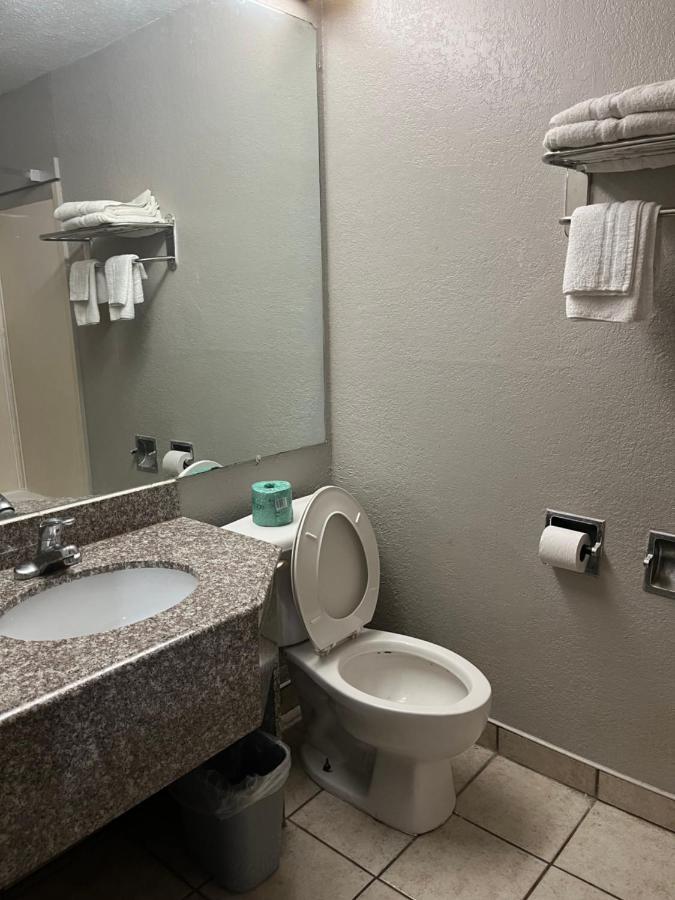 Motel Mid Towne & *