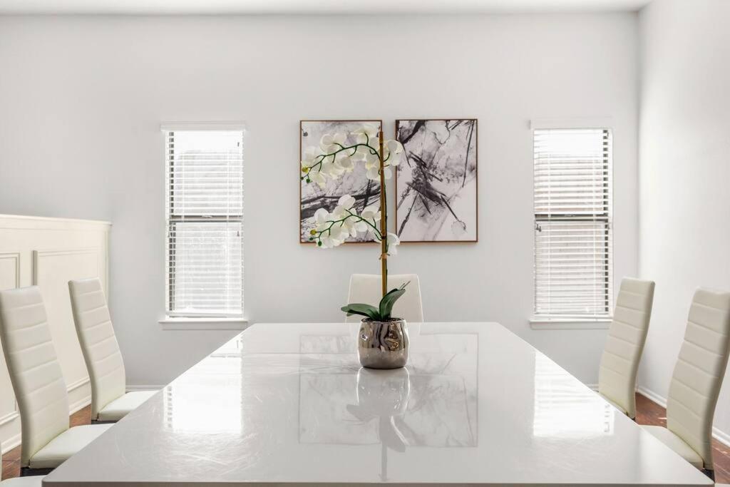 5 Bedrooms With Chefs Kitchen 2 Masters And Game Lounge Holiday home San Antonio