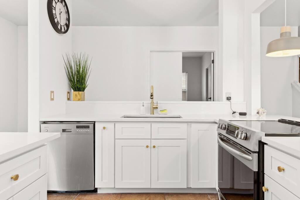 5 Bedrooms With Chefs Kitchen 2 Masters And Game Lounge Holiday home