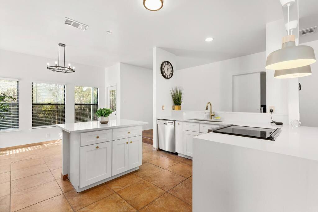 5 Bedrooms With Chefs Kitchen 2 Masters And Game Lounge Holiday home San Antonio