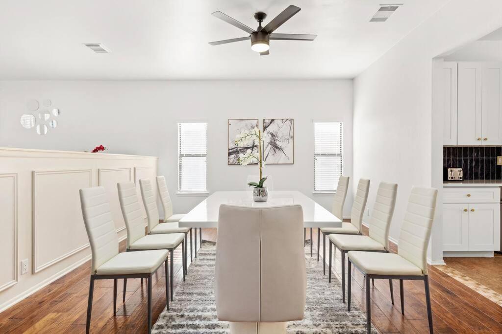 5 Bedrooms With Chefs Kitchen 2 Masters And Game Lounge Holiday home