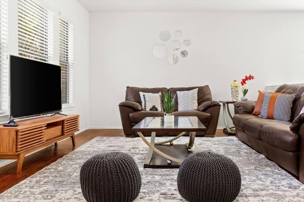 5 Bedrooms With Chefs Kitchen 2 Masters And Game Lounge Holiday home