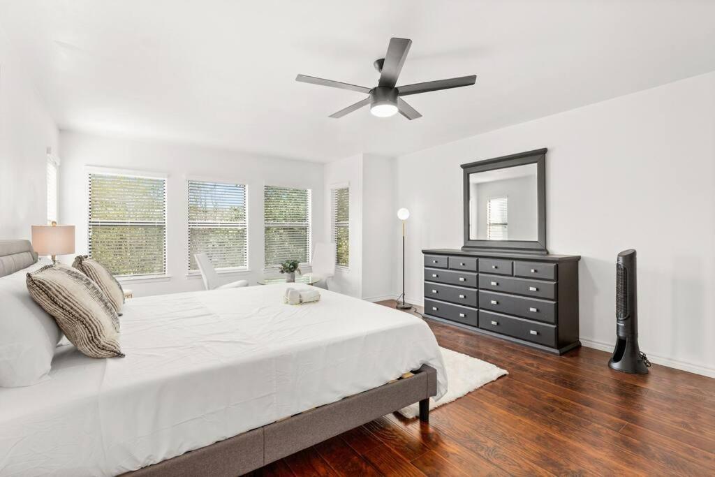 5 Bedrooms With Chefs Kitchen 2 Masters And Game Lounge San Antonio