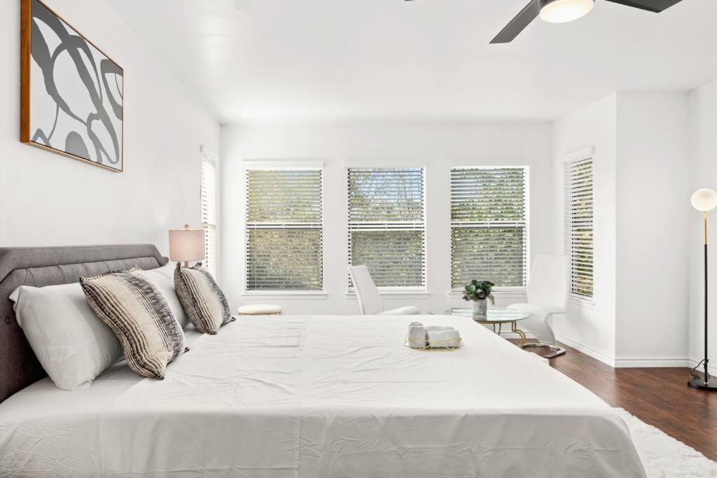 5 Bedrooms With Chefs Kitchen 2 Masters And Game Lounge *