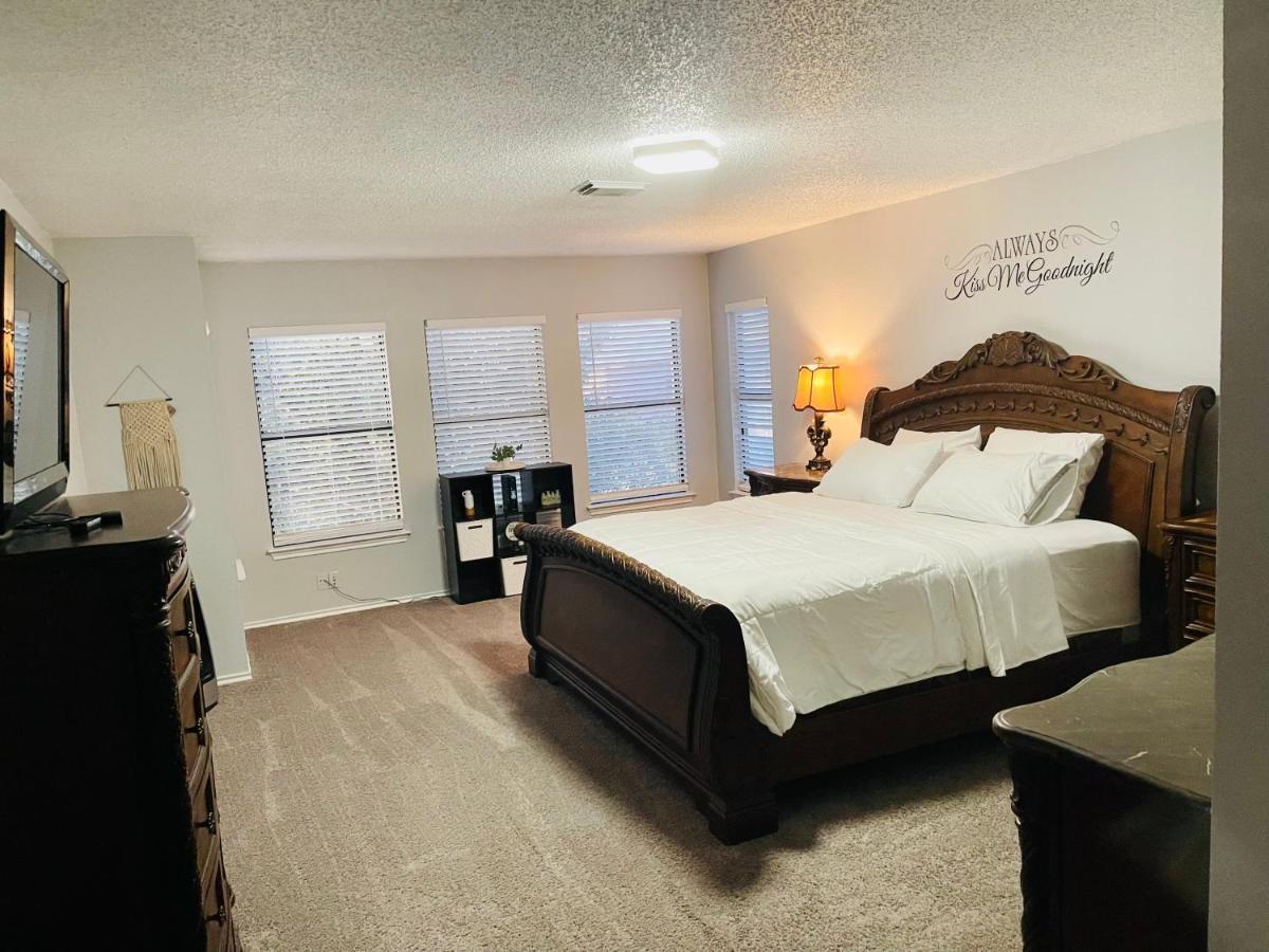 Lovely Spacious Near Randolph, Six Flags, Seaworld, Riverwalk And Lackland Holiday home San Antonio