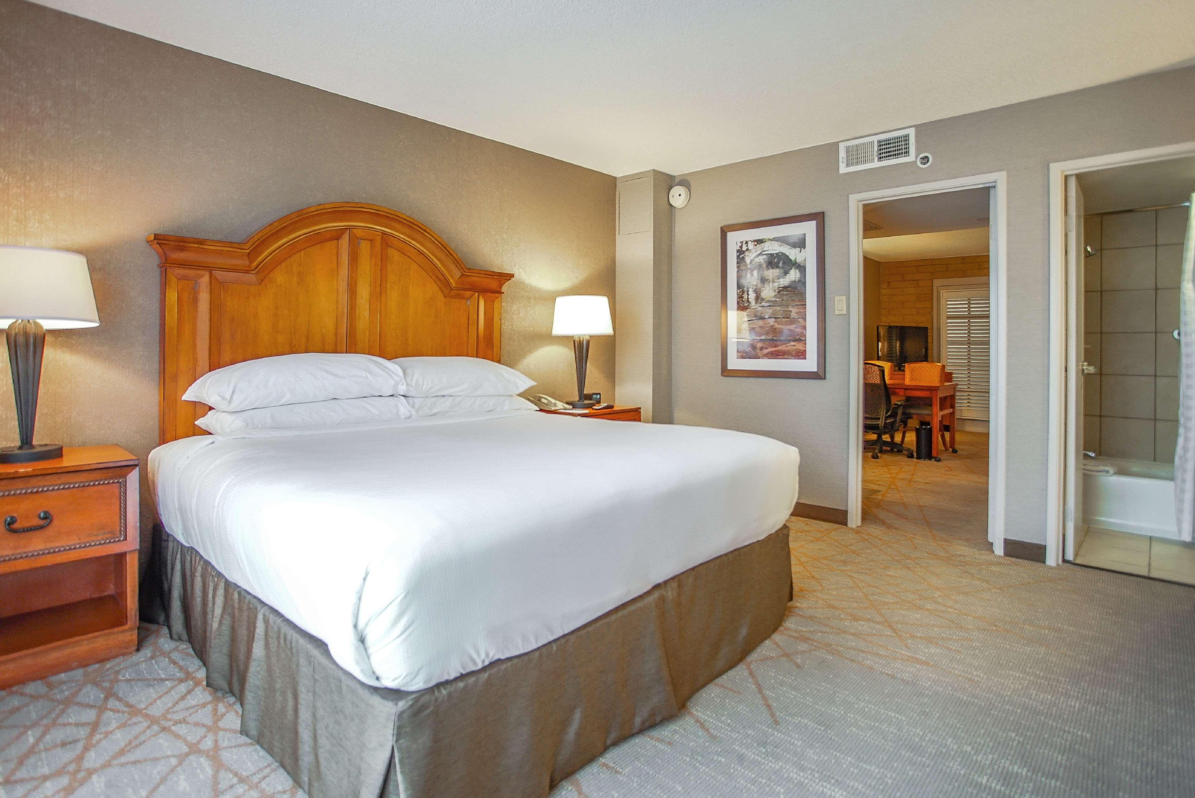 Embassy Northwest I-10 Hotel 3*