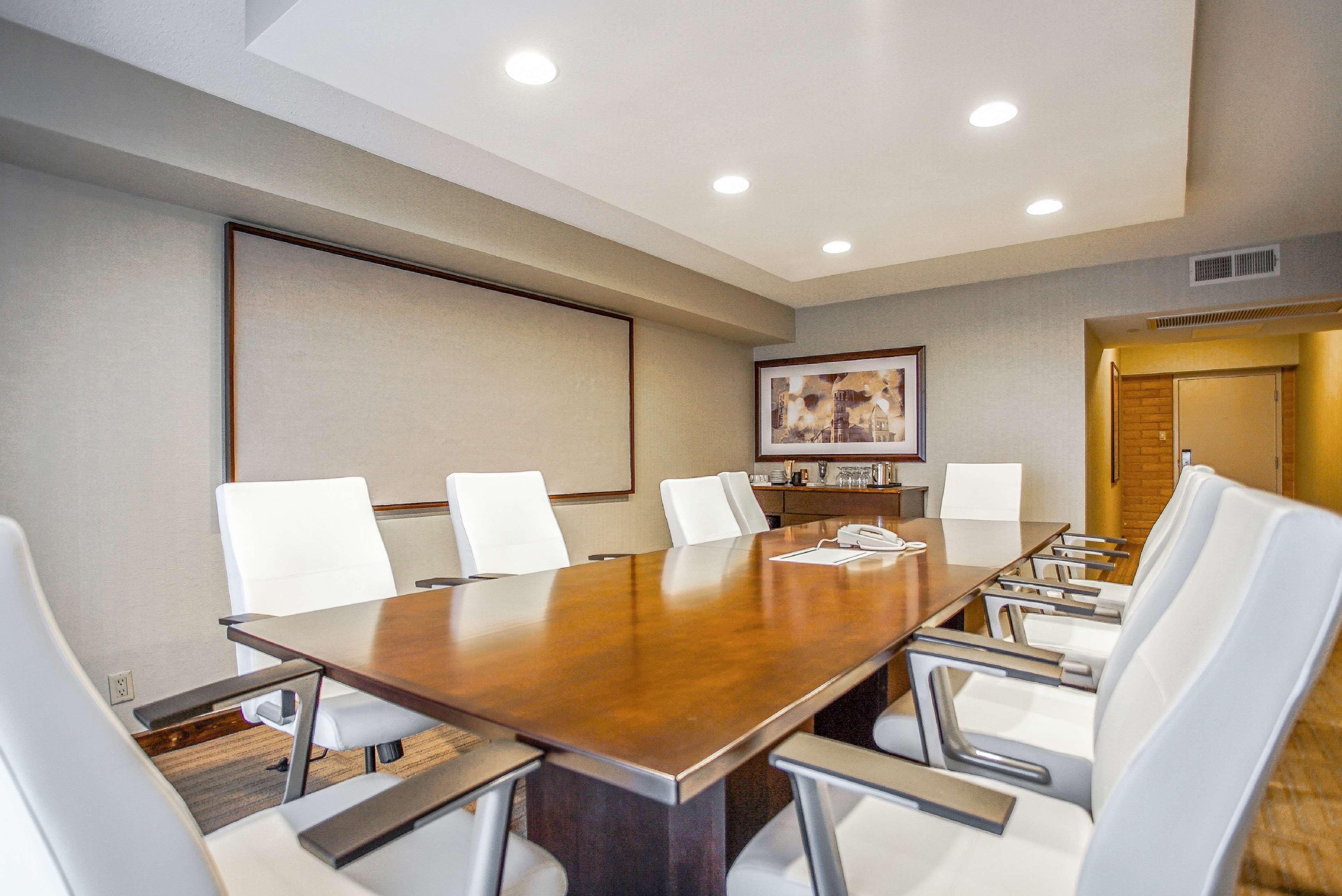 Embassy Northwest I-10 Hotel 3*